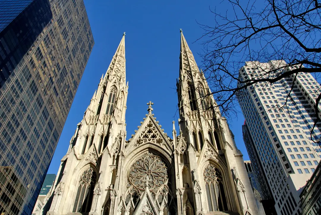 کلیسای سن پاتریک (St. Patrick's Cathedral) با دو برج بلند و پنجره‌های گوتیک