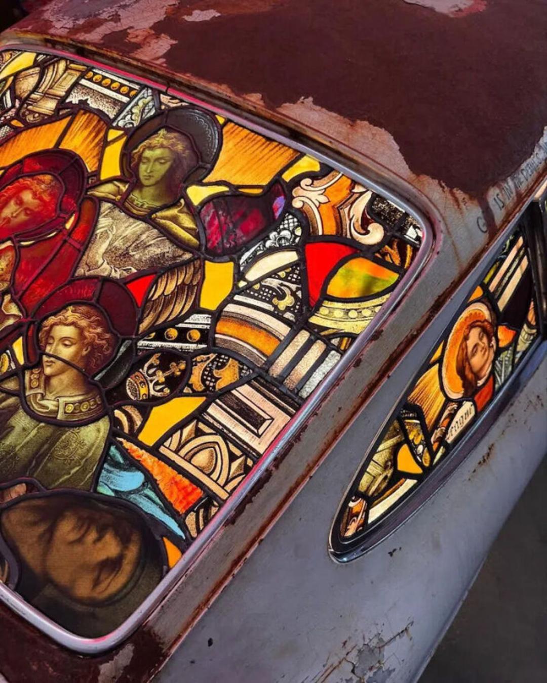 شیشه‌های رنگی (Stained Glass) با طرح‌های مذهبی و چهره فرشتگان روی بدنه خودروی قدیمی
