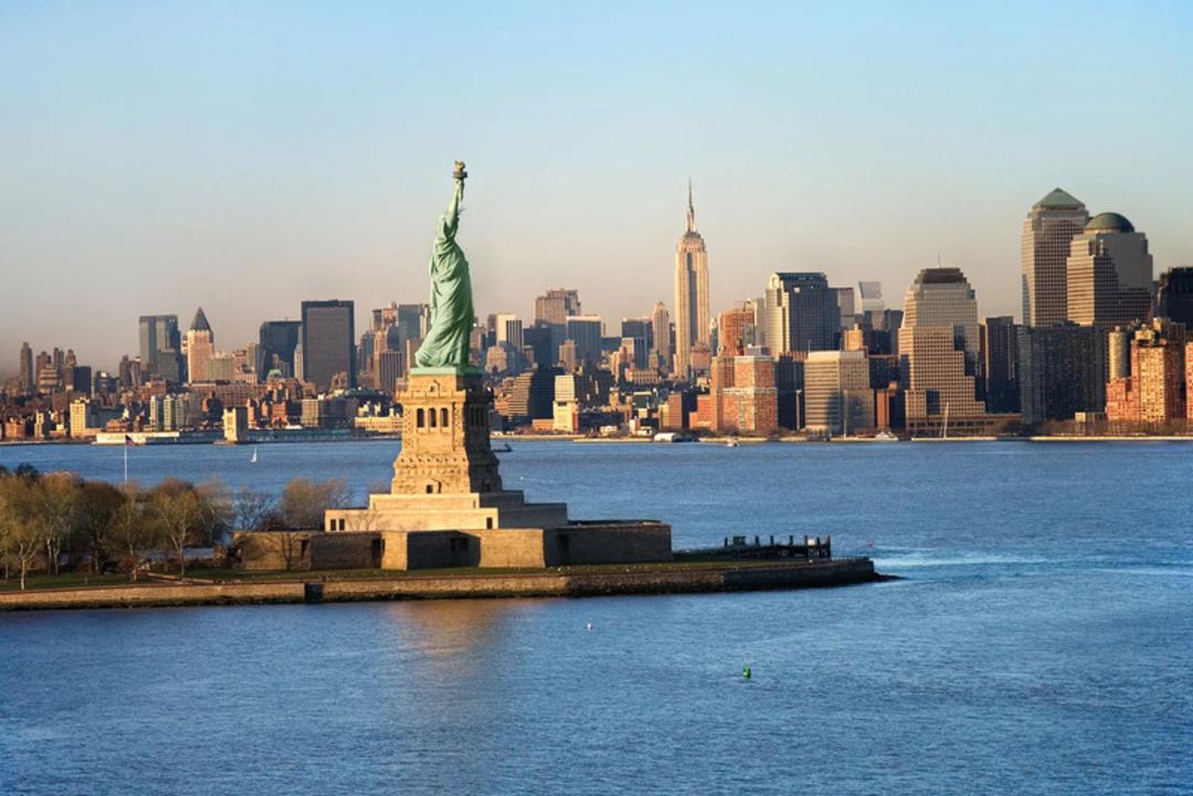 مجسمه آزادی (Statue of Liberty) در مقابل آسمان‌خراش‌های شهر نیویورک