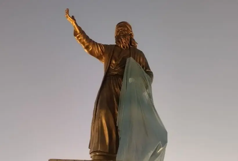 تندیس طلایی شمس تبریزی (Shams Tabrizi) با دست برآمده در آسمان