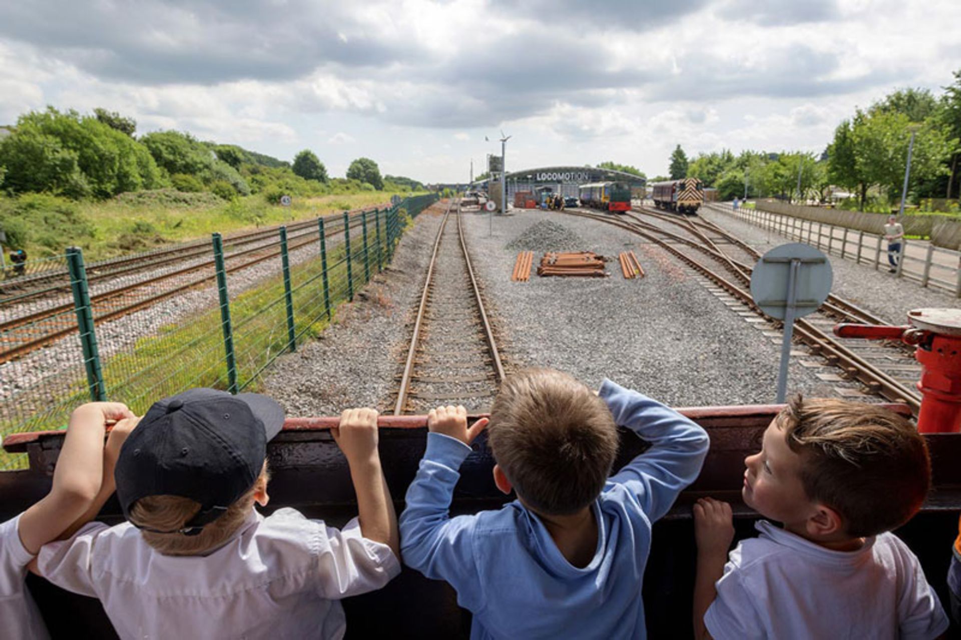 کودکان در حال تماشای ریل‌ها و قطار بخار در موزه لوکوموشن