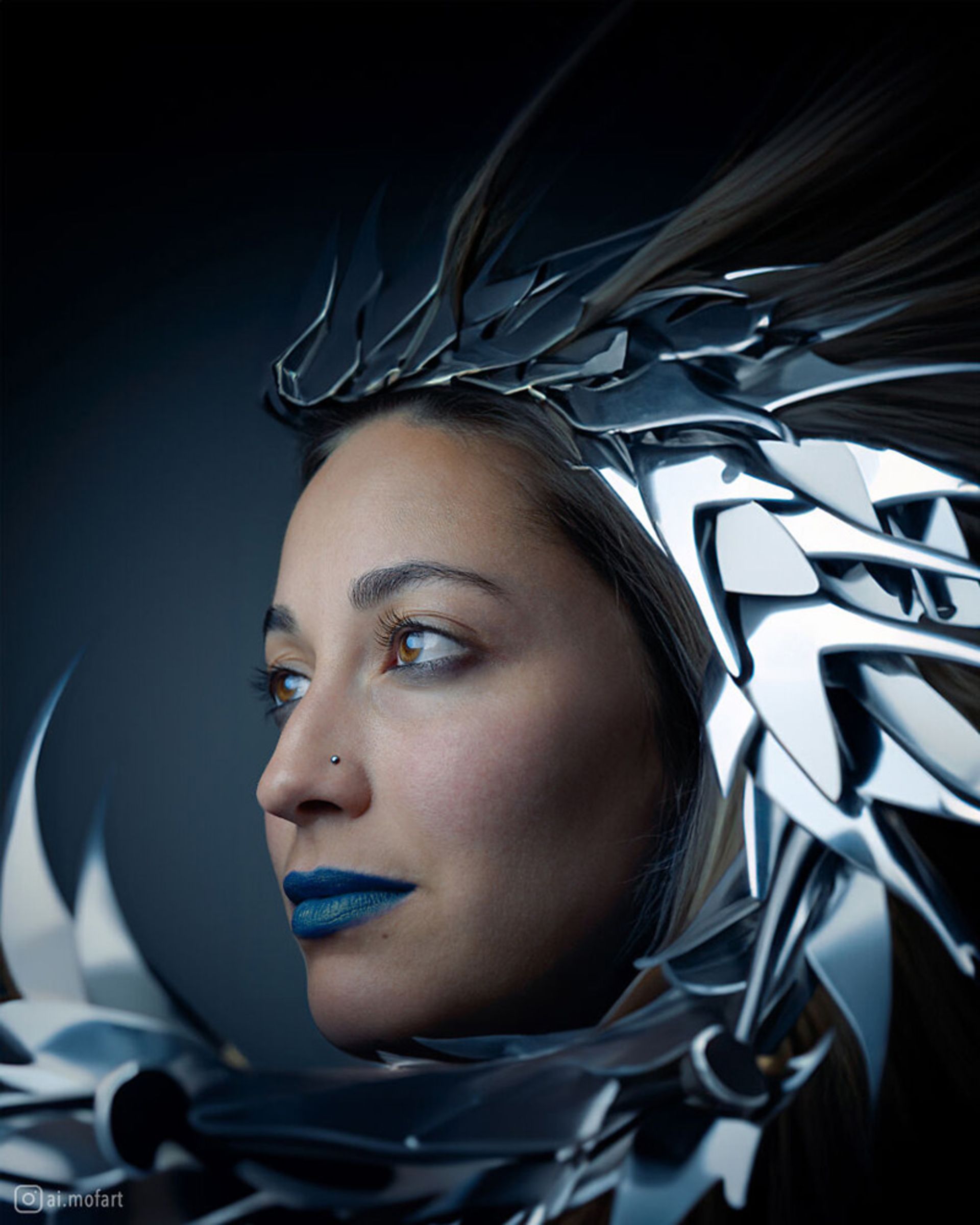 پرتره زنی با سربند نقره‌ای و رژ لب آبی