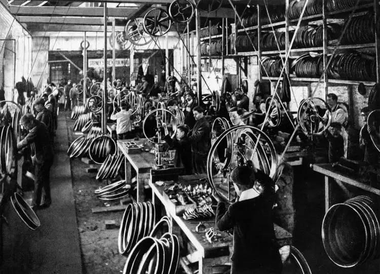 کارگران کارخانه چرخ‌سازی (Stepney Wheel Factory) در حال تولید چرخ خودروهای اولیه در ولز