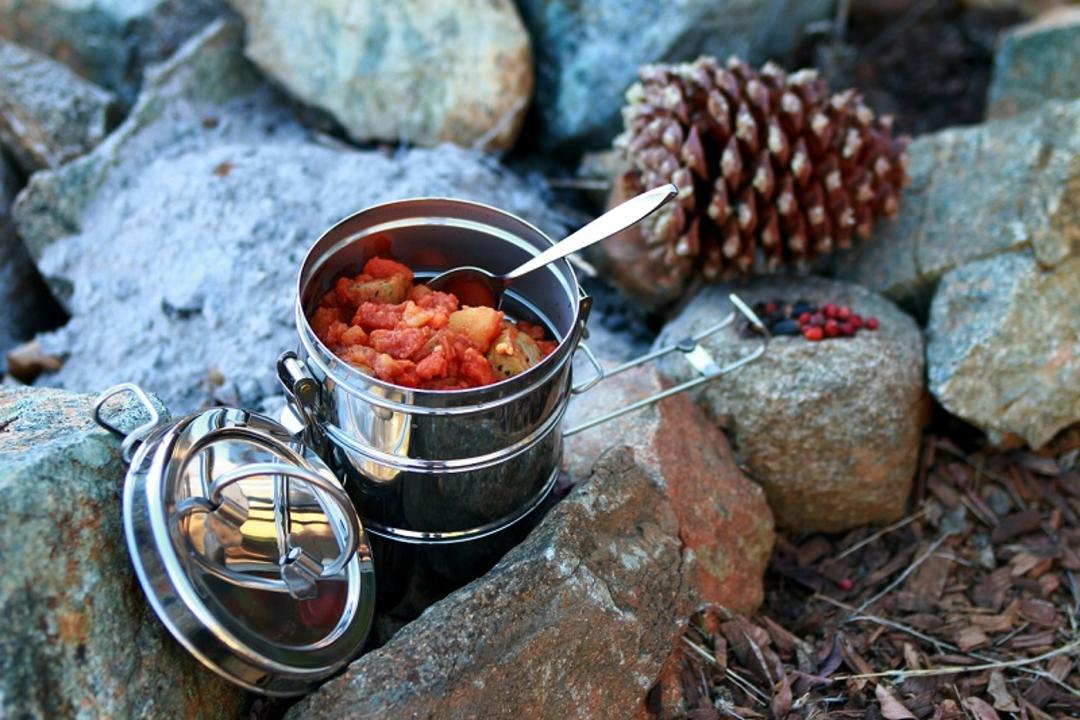 کنسرو لوبیا برای وعده غذایی در سفر