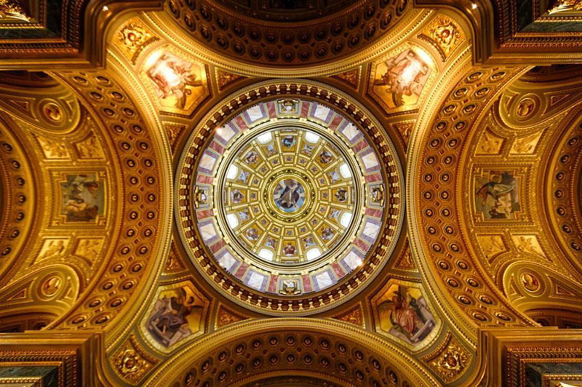 سقف طلایی و نقاشی کلیسای جامع سنت استفان، مجارستان