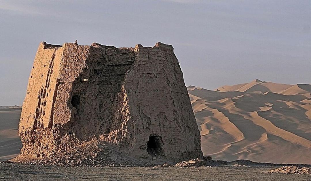 ویرانه‌های برج دیده‌بانی باستانی دون‌هوانگ در چین، متعلق به دودمان هان، در دون‌هوانگ، استان گانسو، چین.
