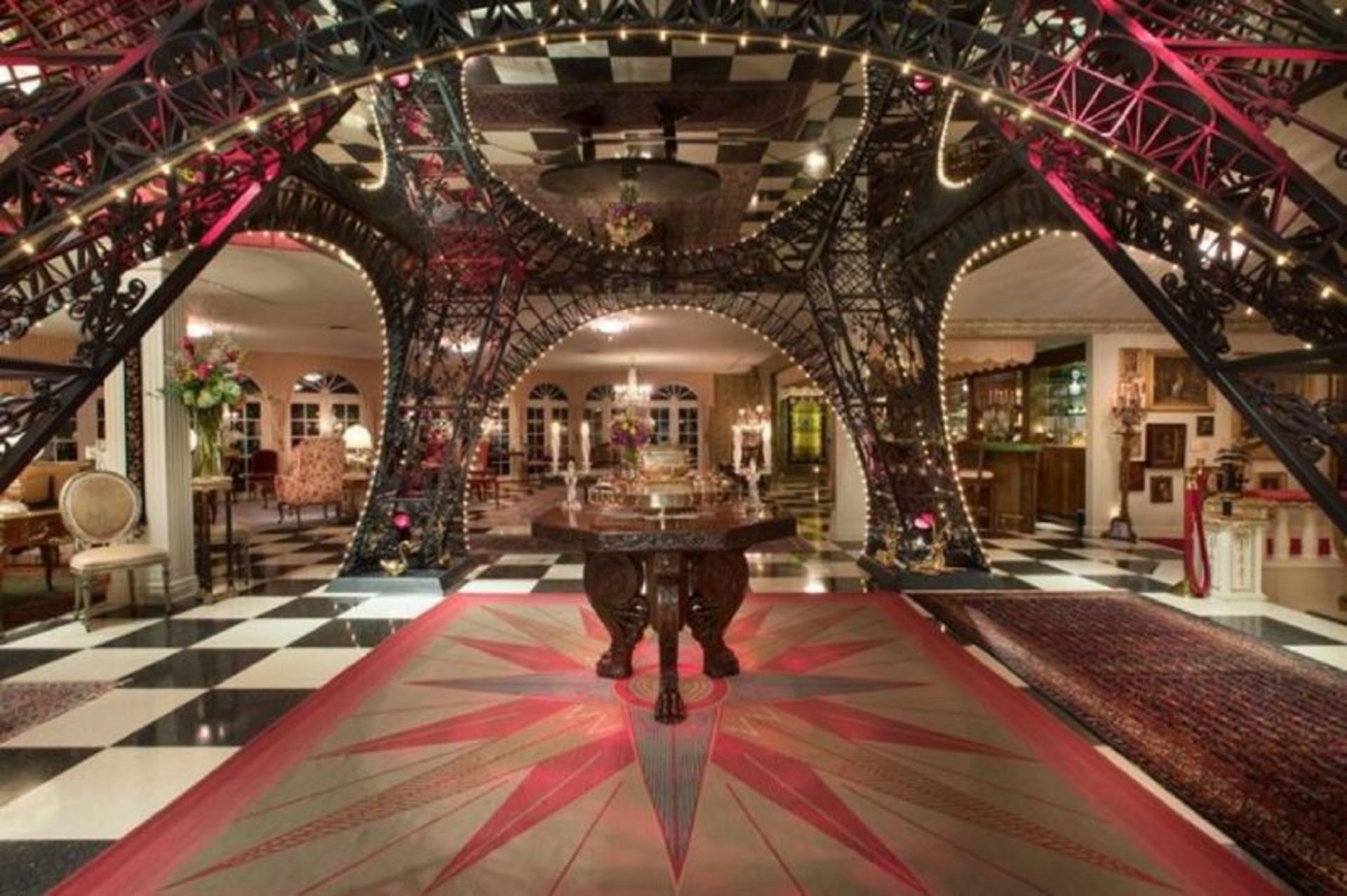 فضای داخلی خانه برج ایفل در آمریکا