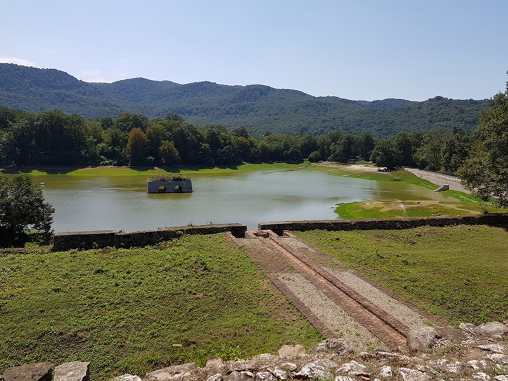 دریاچه و باغ سرسبز مجموعه تاریخی عباس آباد