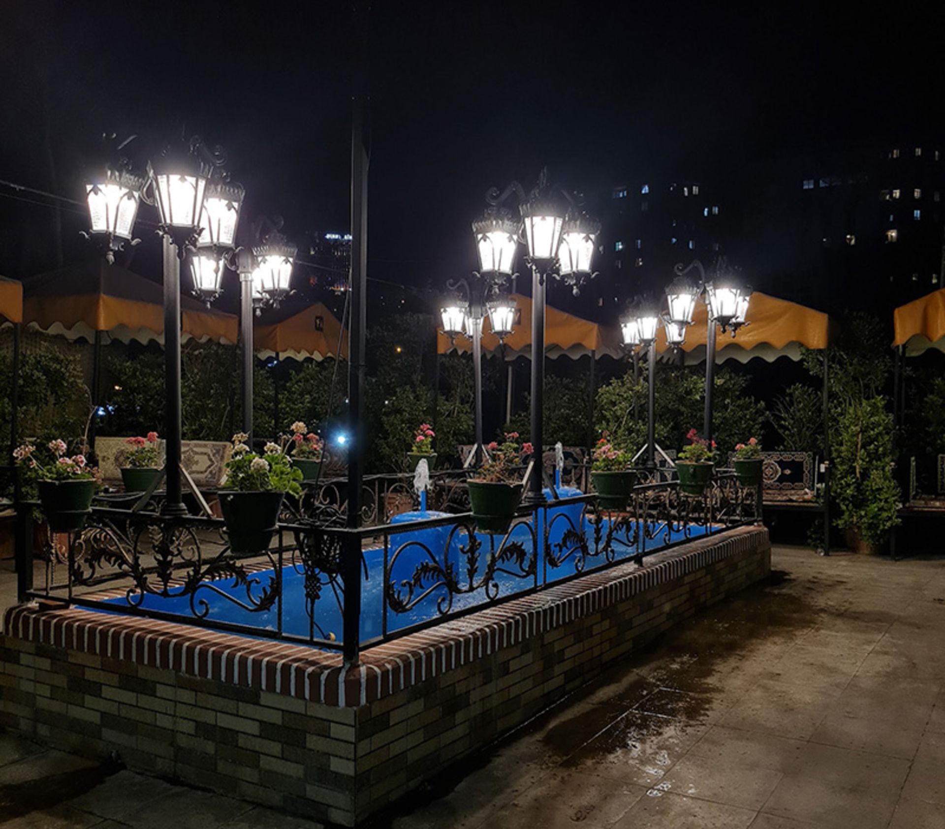 فضای باز سفره خانه سنتی شنزار