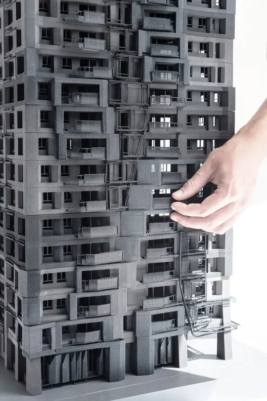 ماکت معماری برج تایوانی با بالکن‌های موج‌دار و خطوط فلزی