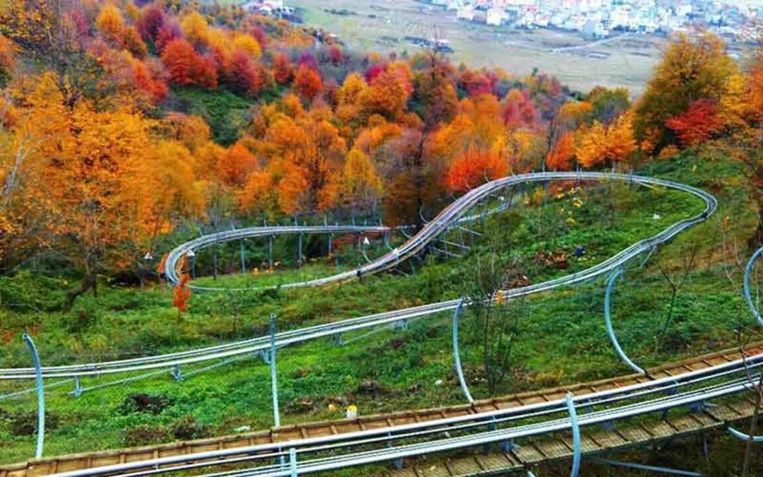 مسیرهای فلزی زیپ‌لاین در میان جنگل‌های پاییزی و رنگارنگ تالش