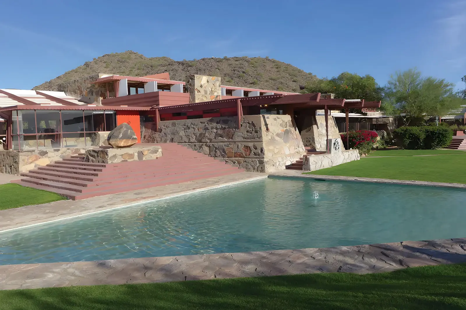 ساختمان تالیسین وست (Taliesin West) اثر فرانک لوید رایت (Frank Lloyd Wright) با استخر و کوهستان