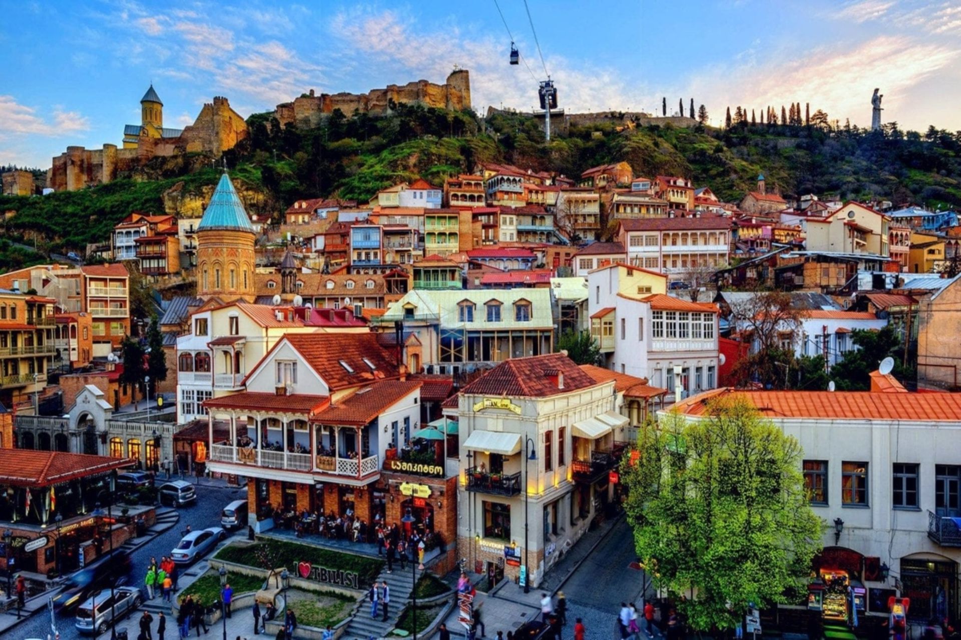 خانه هایی با سقف رنگارنگ در شهر کوهستانی تفلیس