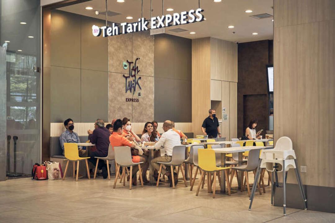 مشتریان در حال نوشیدن چای در کافه تی تاریک اکسپرس (Teh Tarik Express)