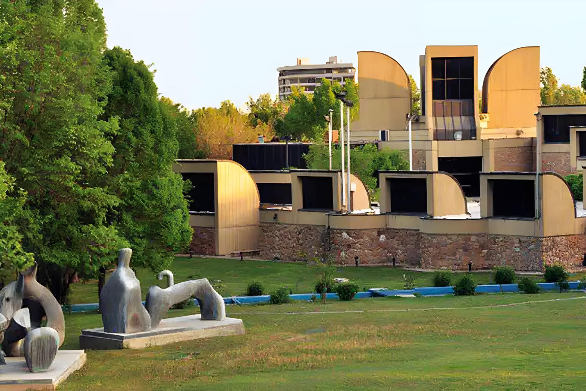 موزه هنرهای معاصر تهران (Tehran Museum of Contemporary Art) با مجسمه‌های فضای باز