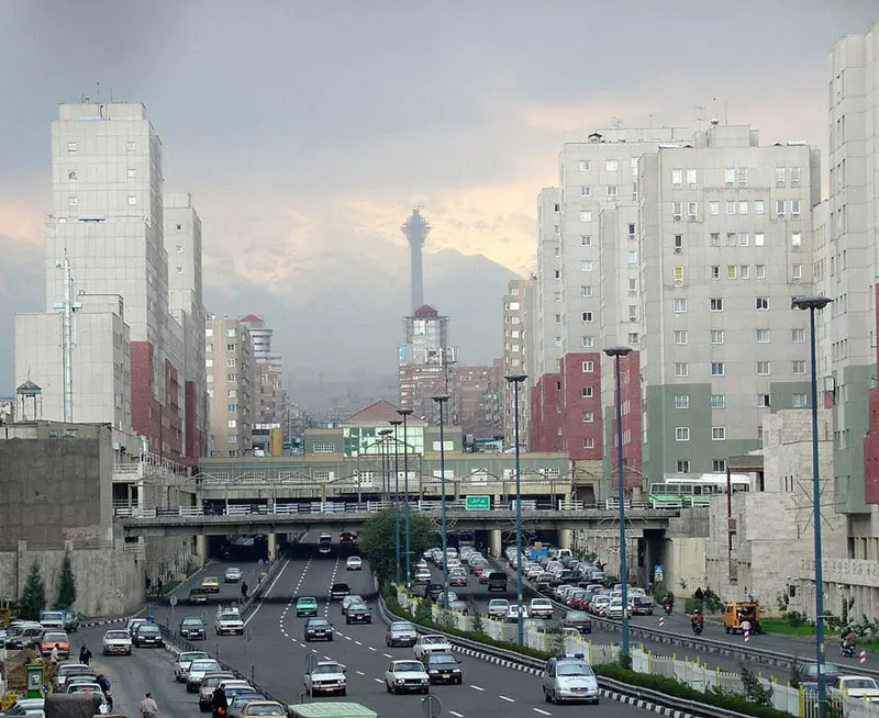 بزرگراه و برج میلاد در هوای آلوده تهران