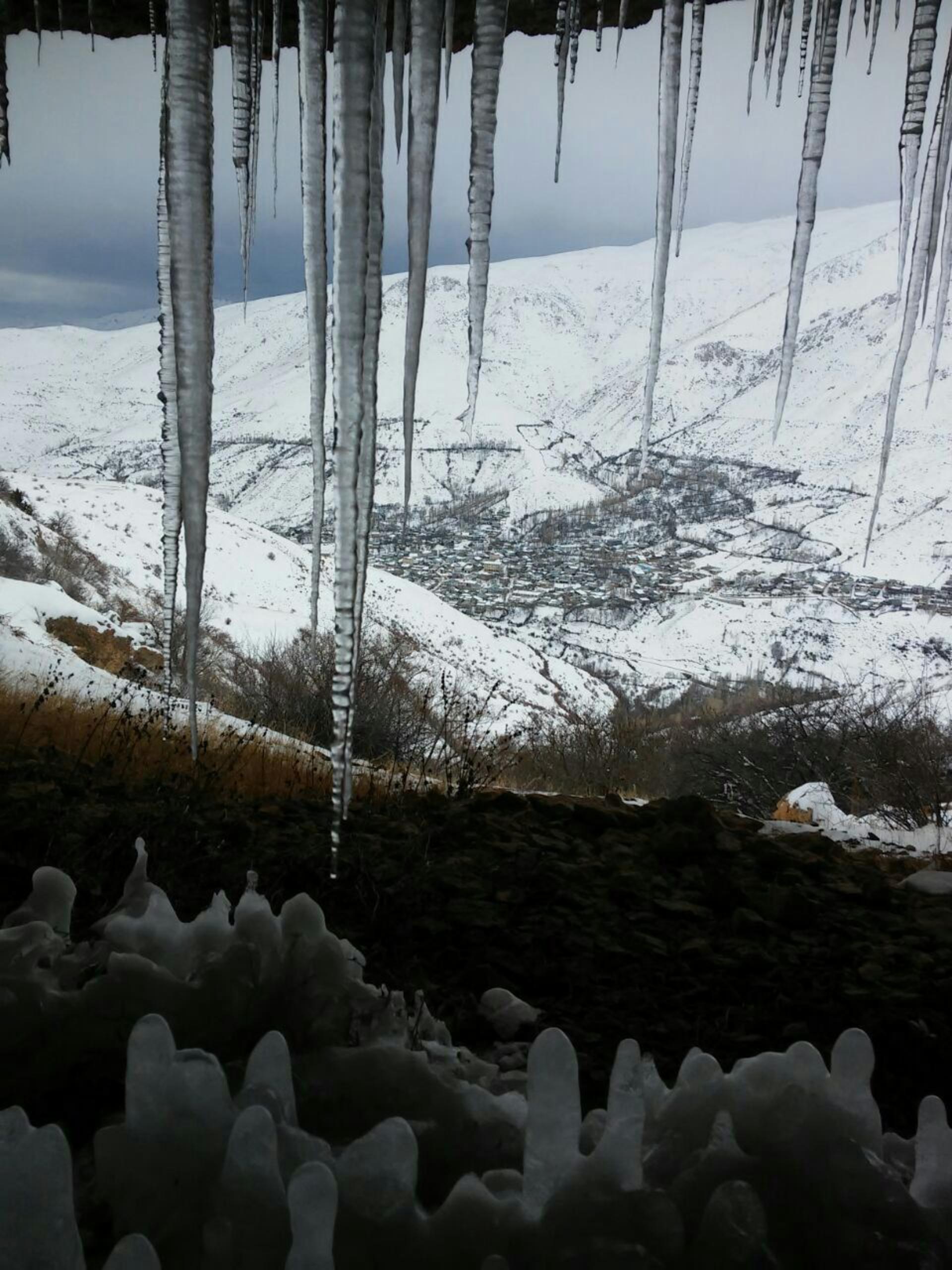 نمای داخل غار سنگی کوخول عنبر