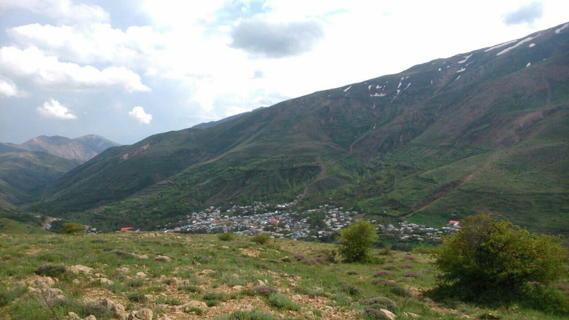 نمای روستای گردشگری لرد از نگاه غار سنگی کوخول عنبر