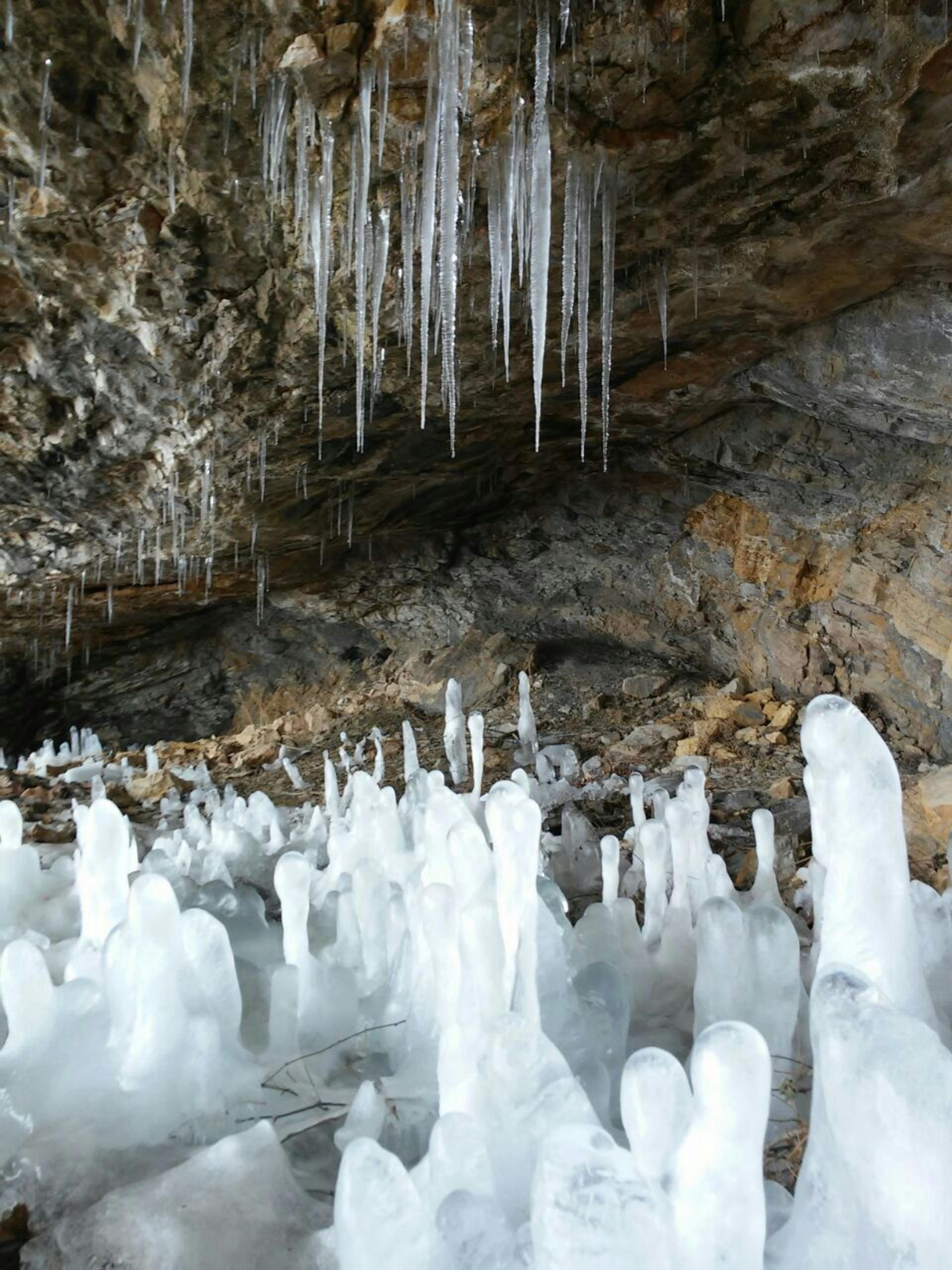 نمای داخل غار سنگی کوخول عنبر