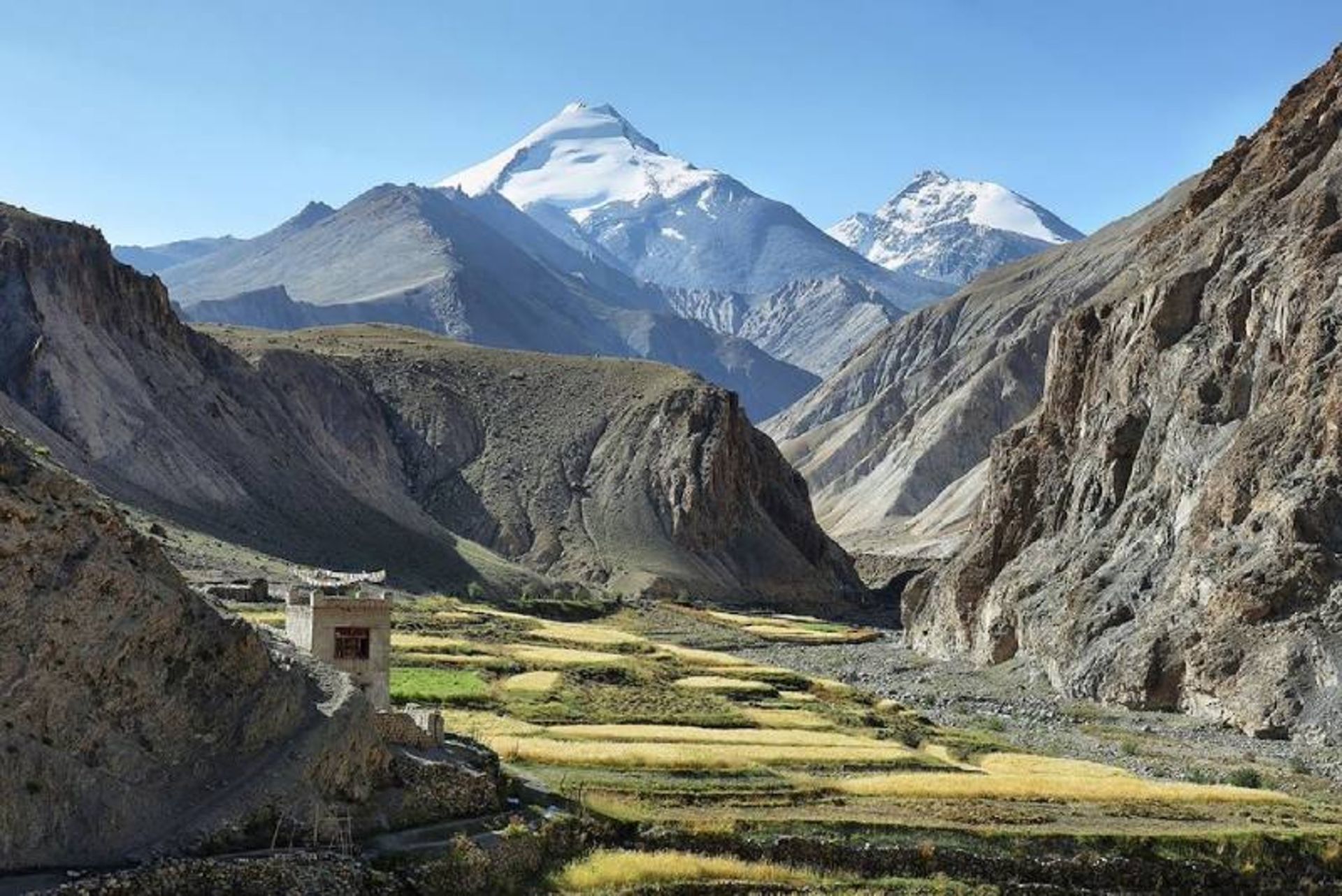 کوه ها و طبیعت سرسبز در مسیر پیاده‌ روی دره مارکا 