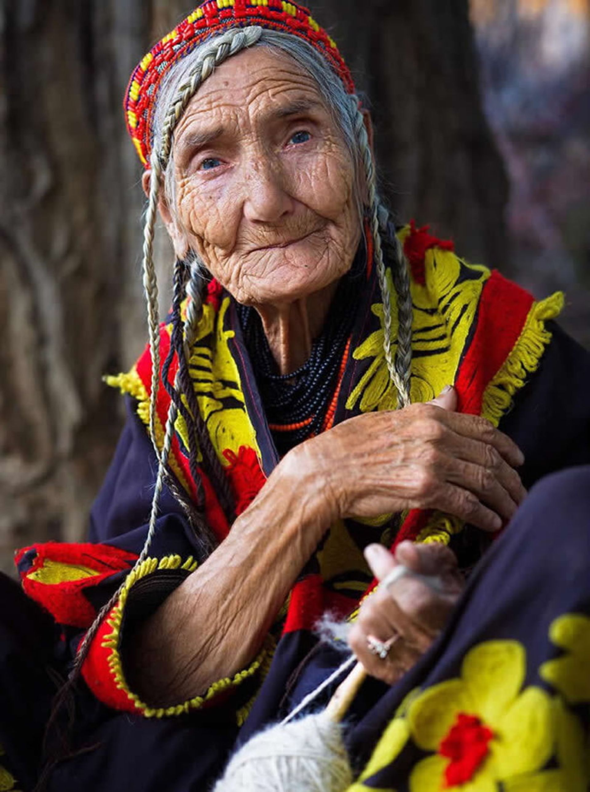  پرتره‌ای نزدیک از یک زن مسن با لباس سنتی
