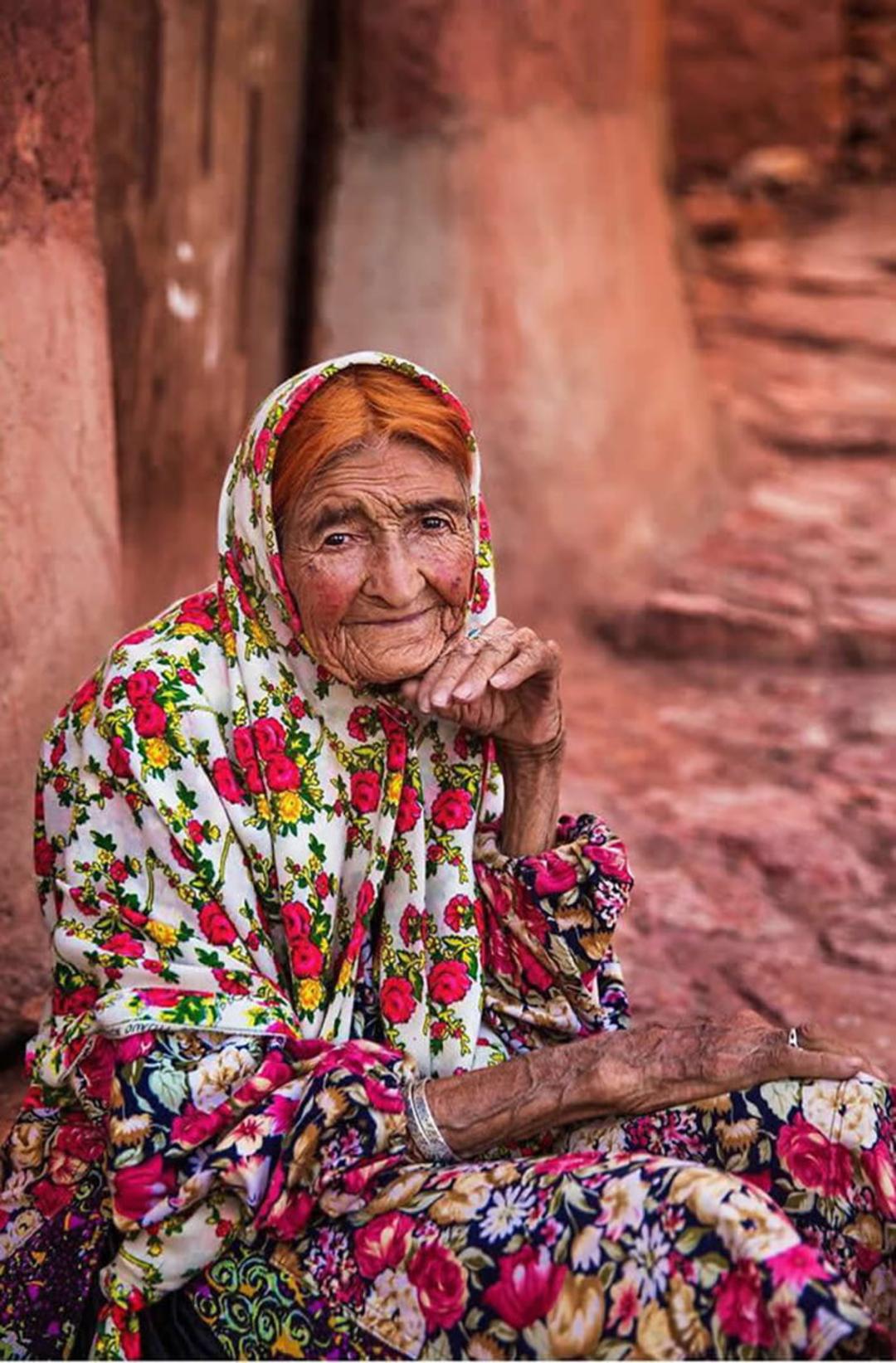 زن مسن ایرانی با روسری و لباس گلدار