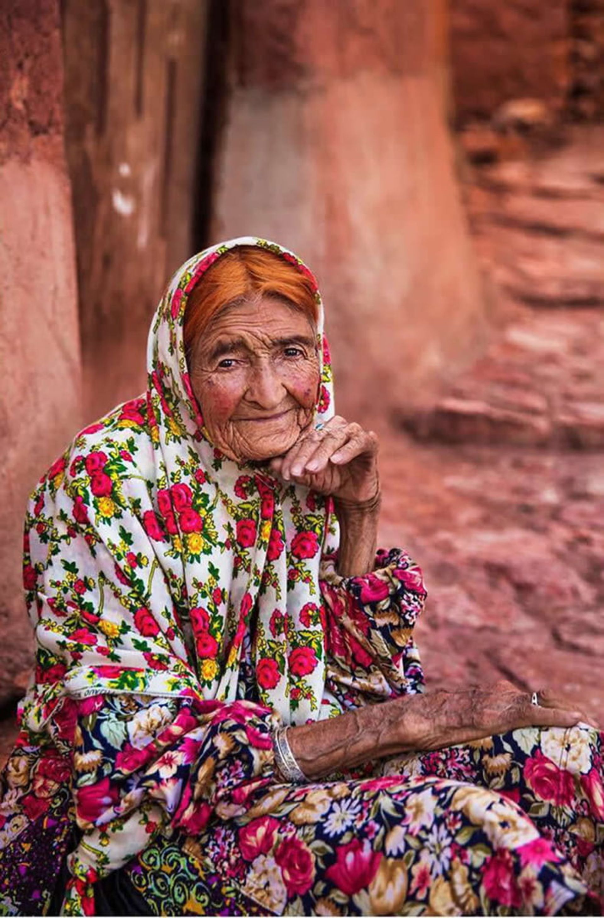 زن مسن ایرانی با روسری و لباس گلدار