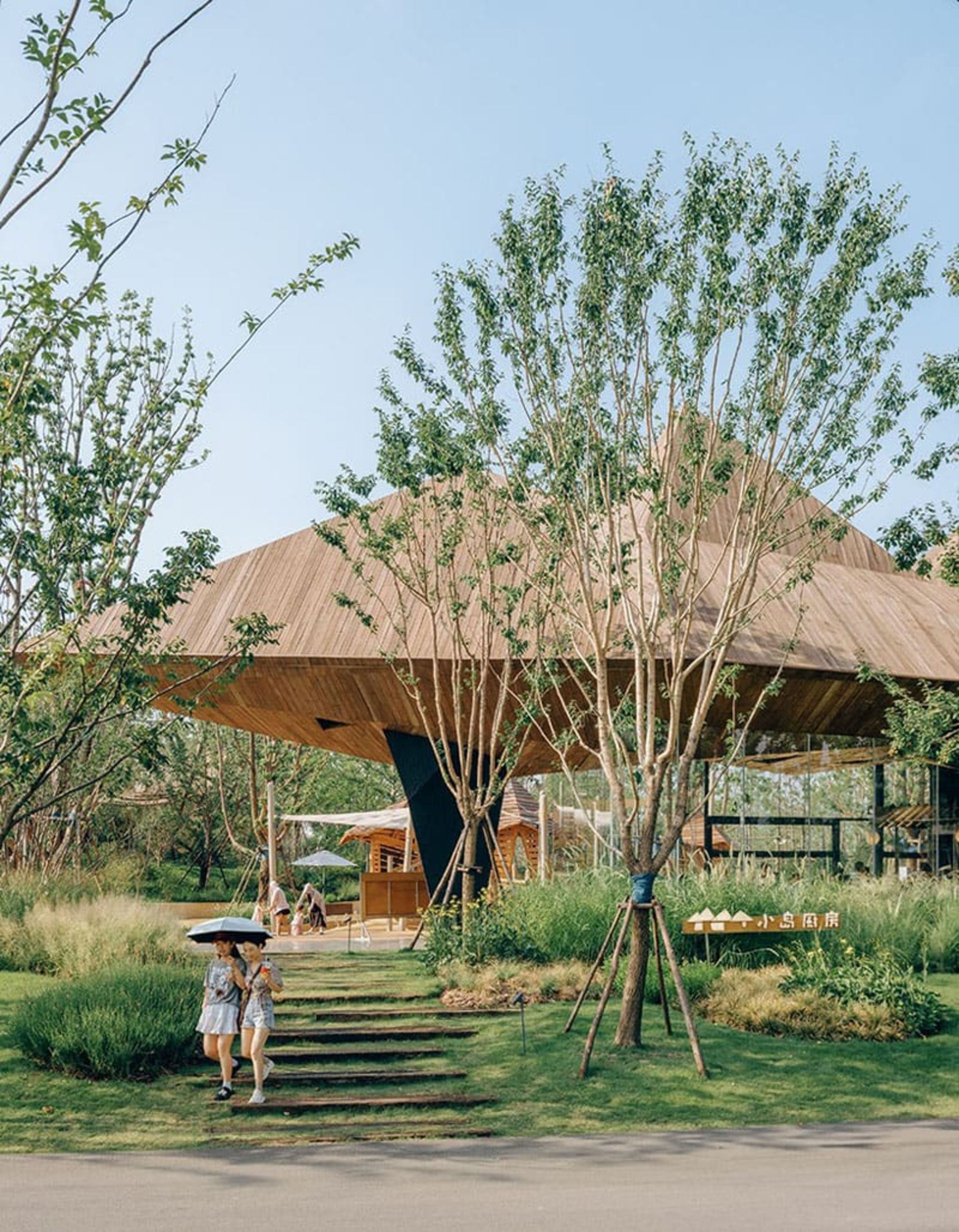 دو زن در رستوران چینی