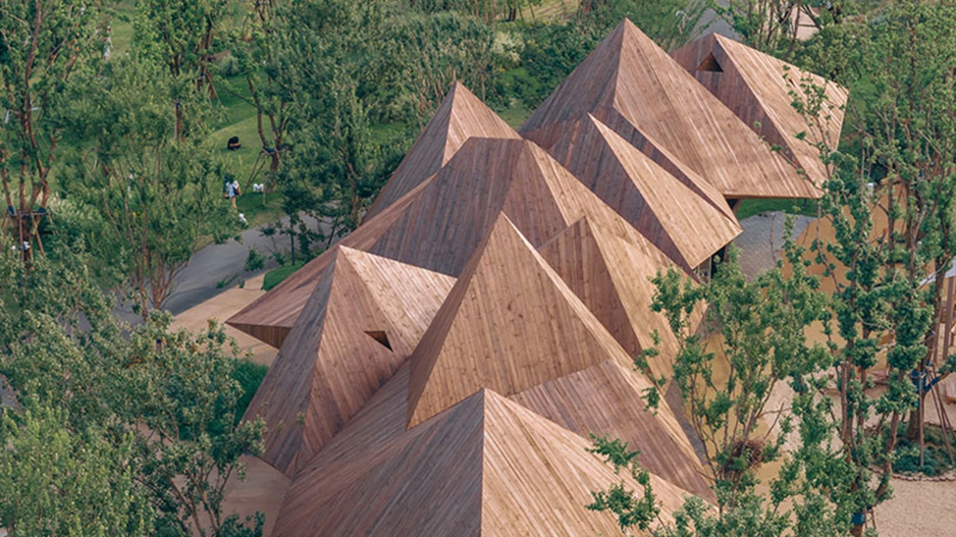 سقف مخروطی رستوران چینی 