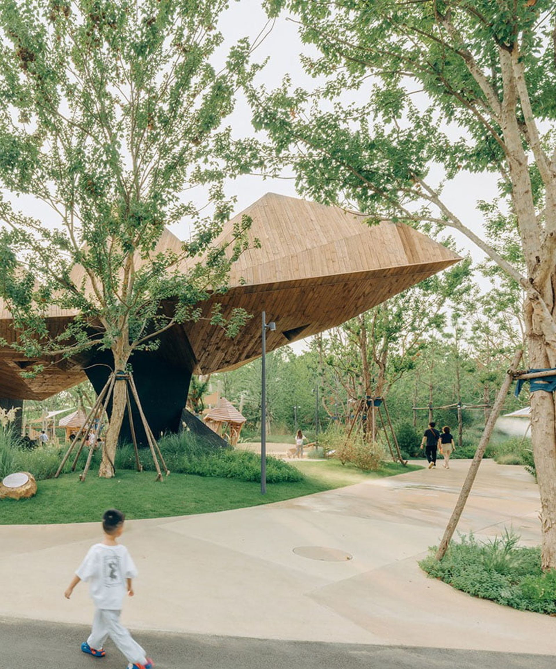 عبور افراد از محوطه رستوران چینی