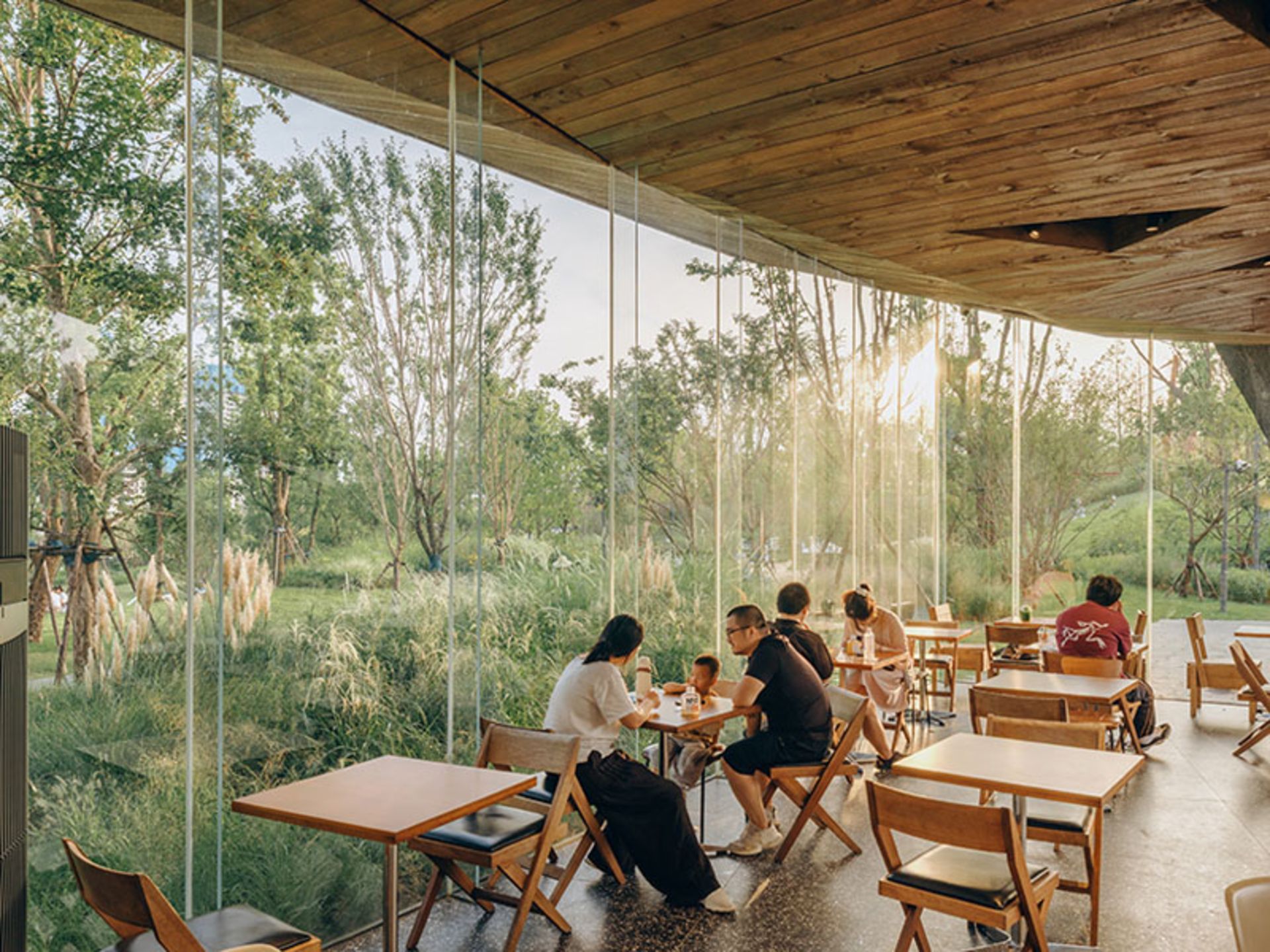 مردم در رستوران چینی