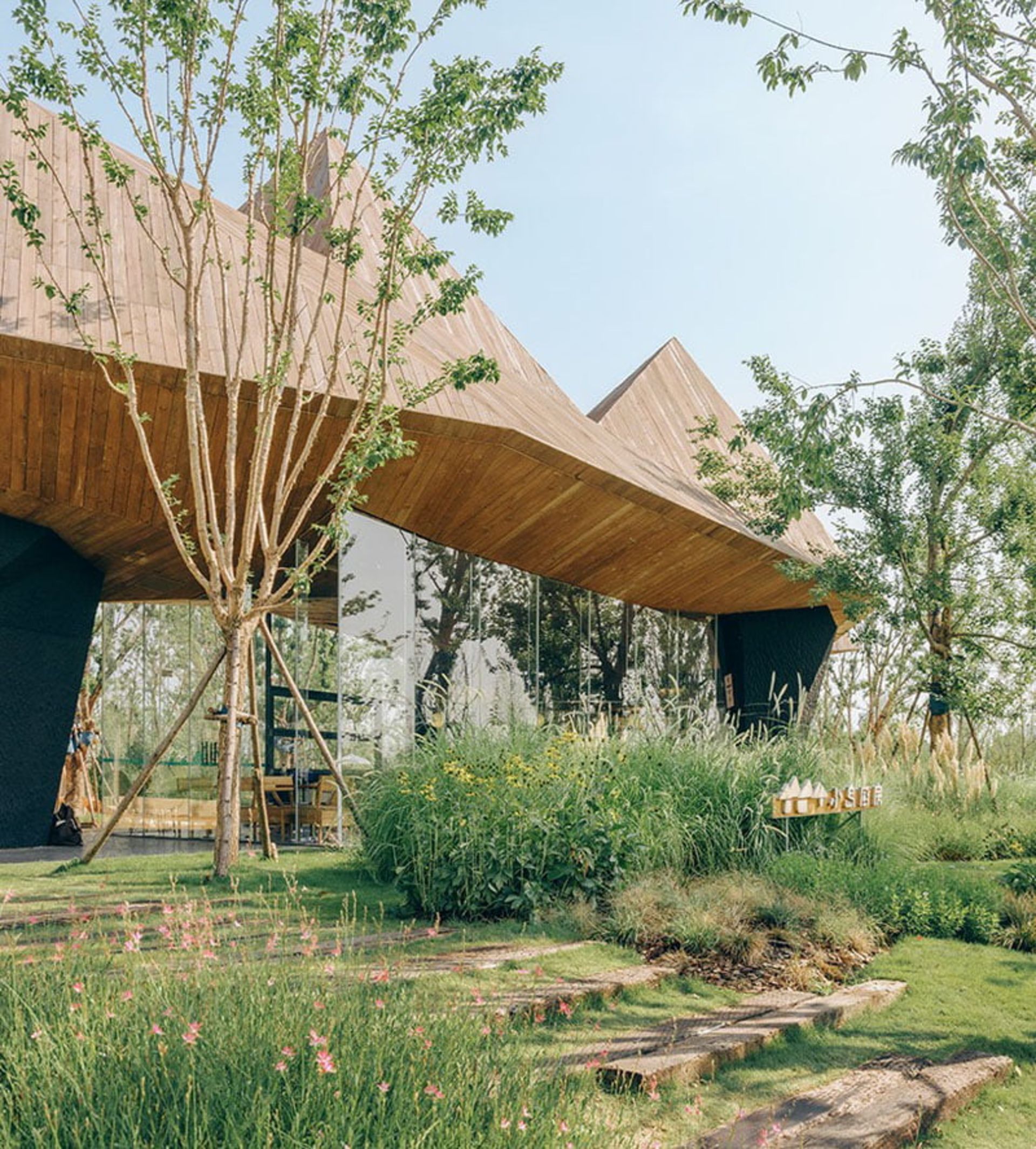 نمای چوبی و شیشه‌ای ساختمان