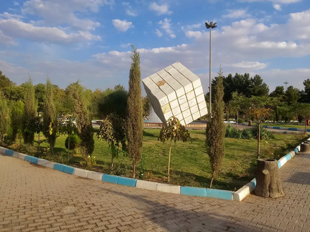 مجسمه مکعب روبیک در بوستان مادر