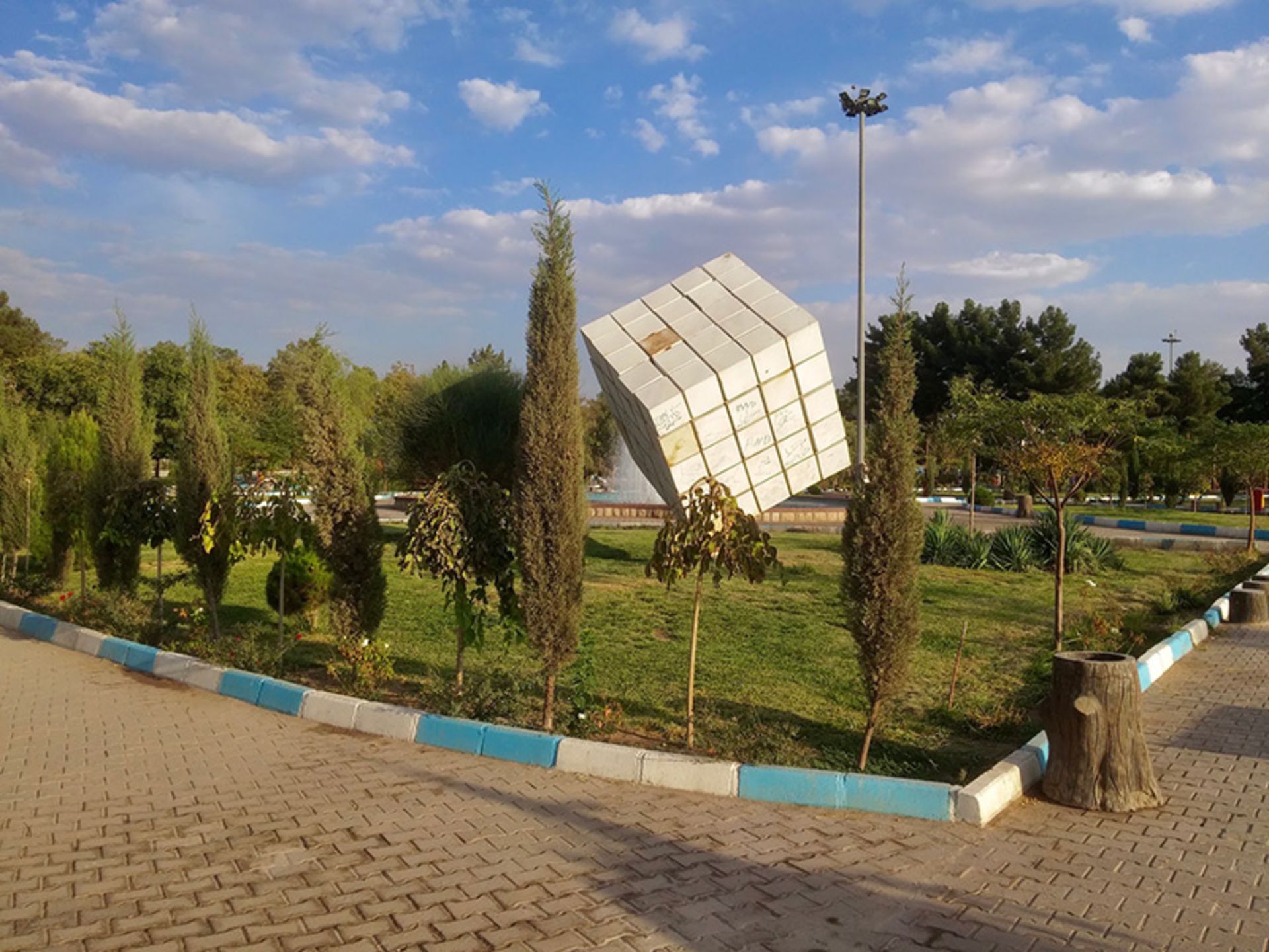مجسمه مکعب روبیک در بوستان مادر