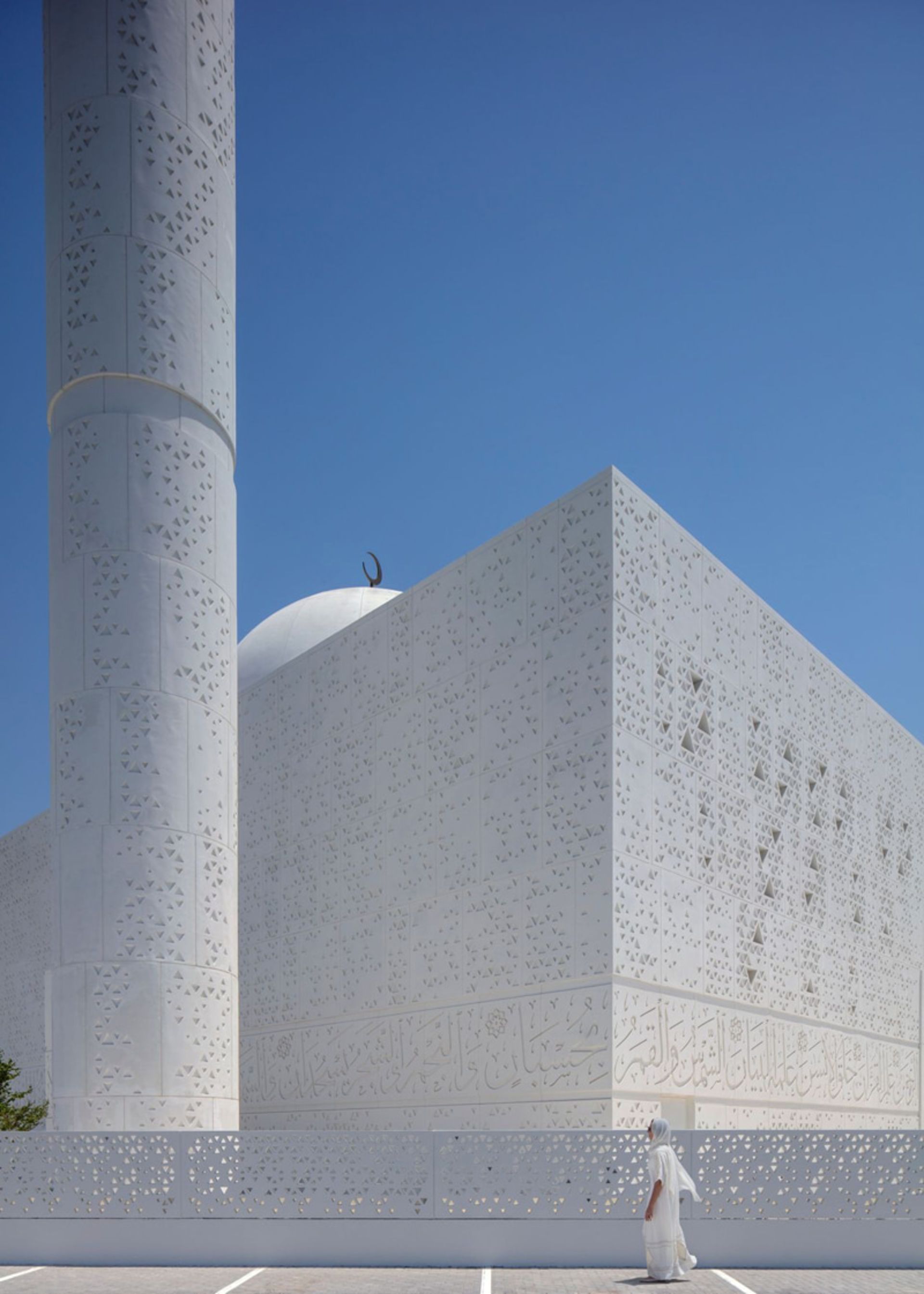 معماری ساده و سفید مسجد نور، دبی