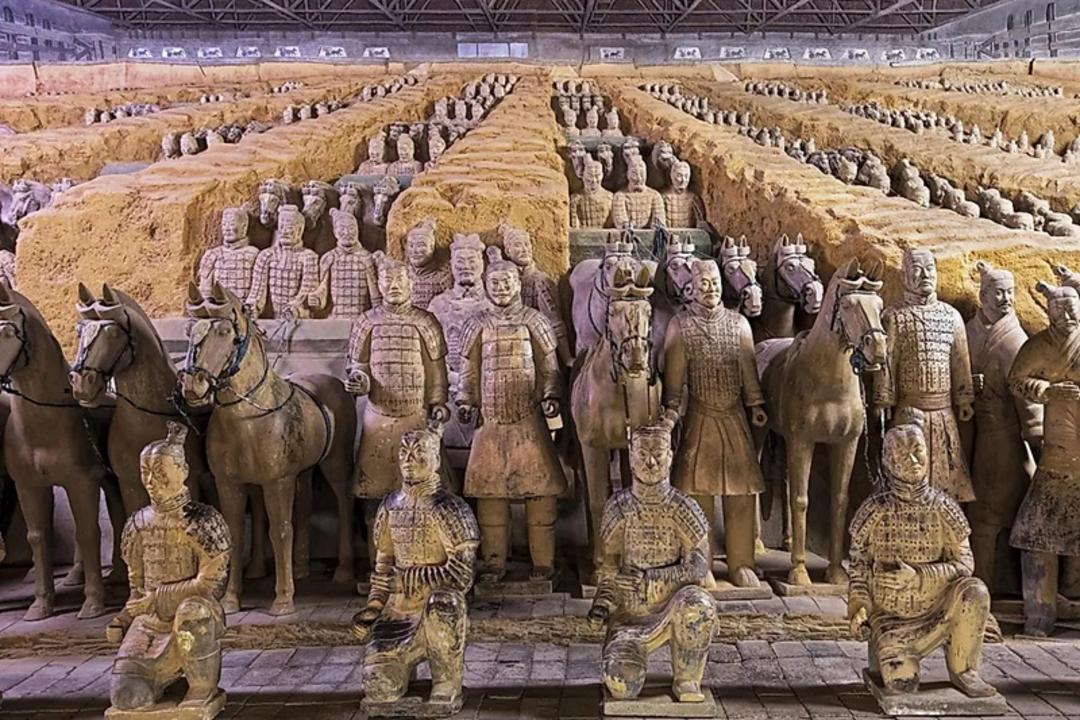 ارتش سفالین، بخشی از آرامگاه نخستین امپراتور چین از دودمان چین، ثبت‌شده در فهرست میراث جهانی یونسکو در شی‌آن، چین.