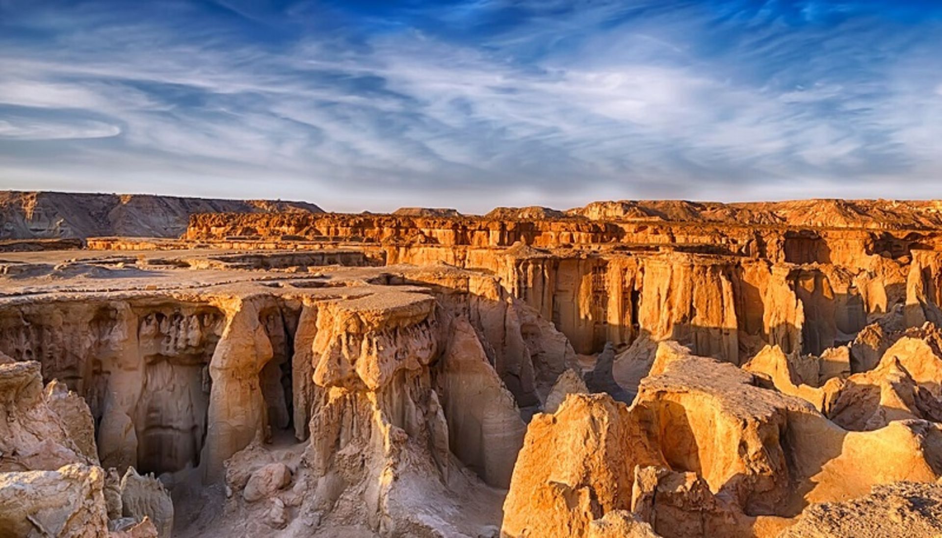 دره تندیس ها در زیر نور خورشید