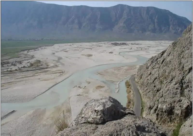 منظر (چشم‌انداز) جنوب غربی بر فراز رودخانه فهلین (Fahliyan River) به سمت قلعه کالی (Qaleh-ye Kali)، که از نقش‌برجسته کُرَنگون (Kurangun relief) دیده می‌شود.