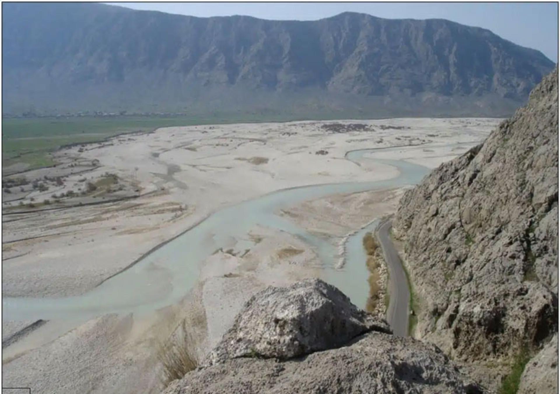 منظر (چشم‌انداز) جنوب غربی بر فراز رودخانه فهلین (Fahliyan River) به سمت قلعه کالی (Qaleh-ye Kali)، که از نقش‌برجسته کُرَنگون (Kurangun relief) دیده می‌شود.