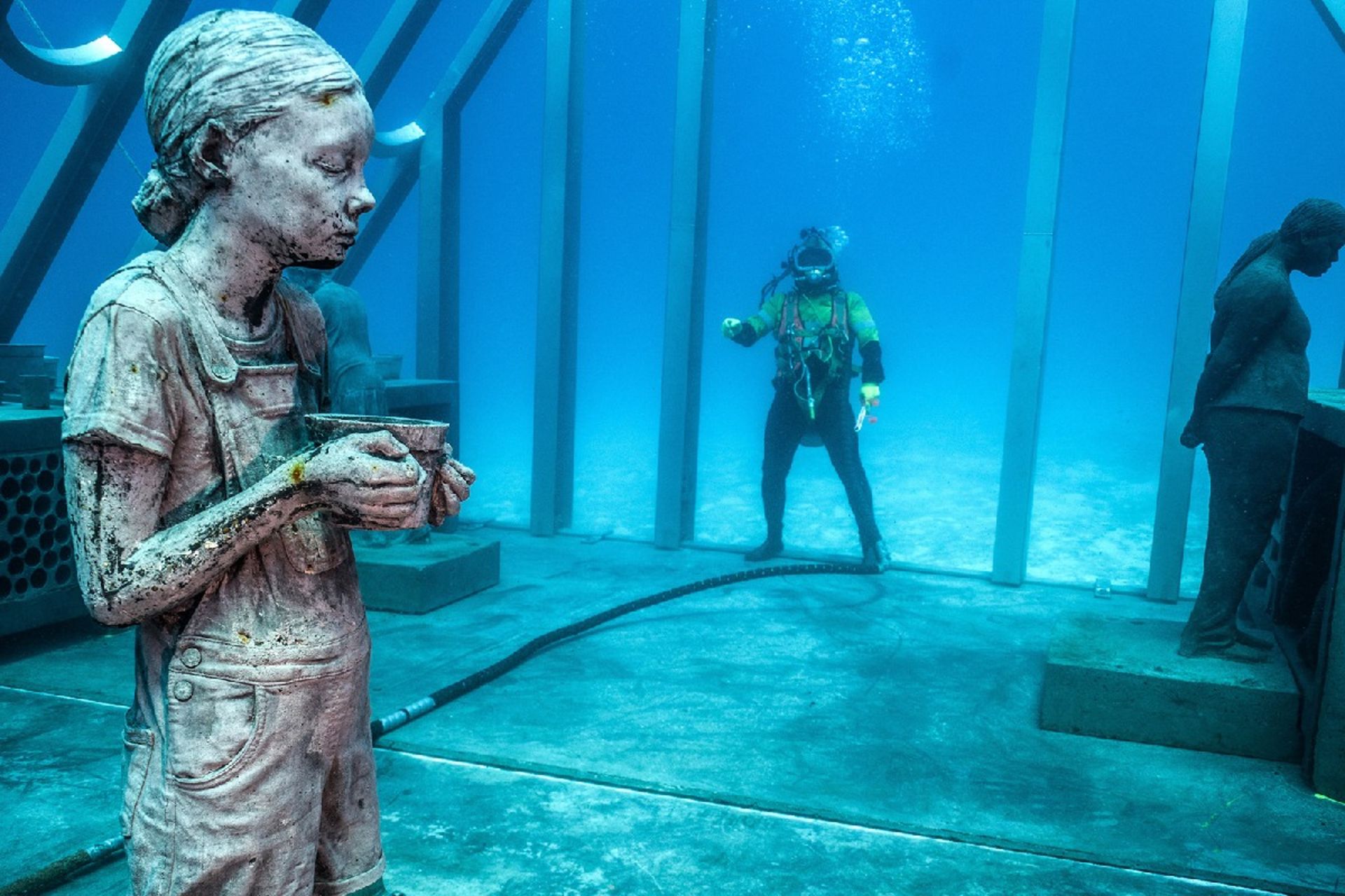 مجسمه ها و غواص در موزه‌ هنر زیر آب استرالیا