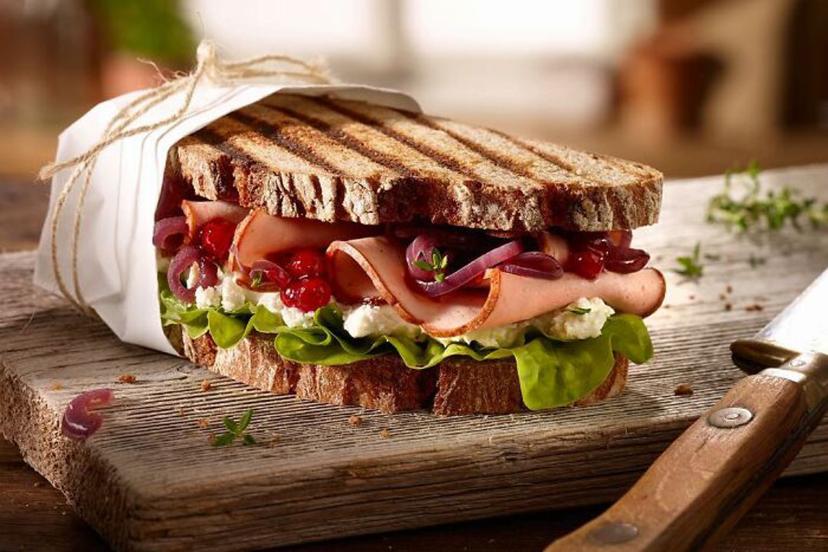 ساندویچ ژامبون گریل شده با نان تست
