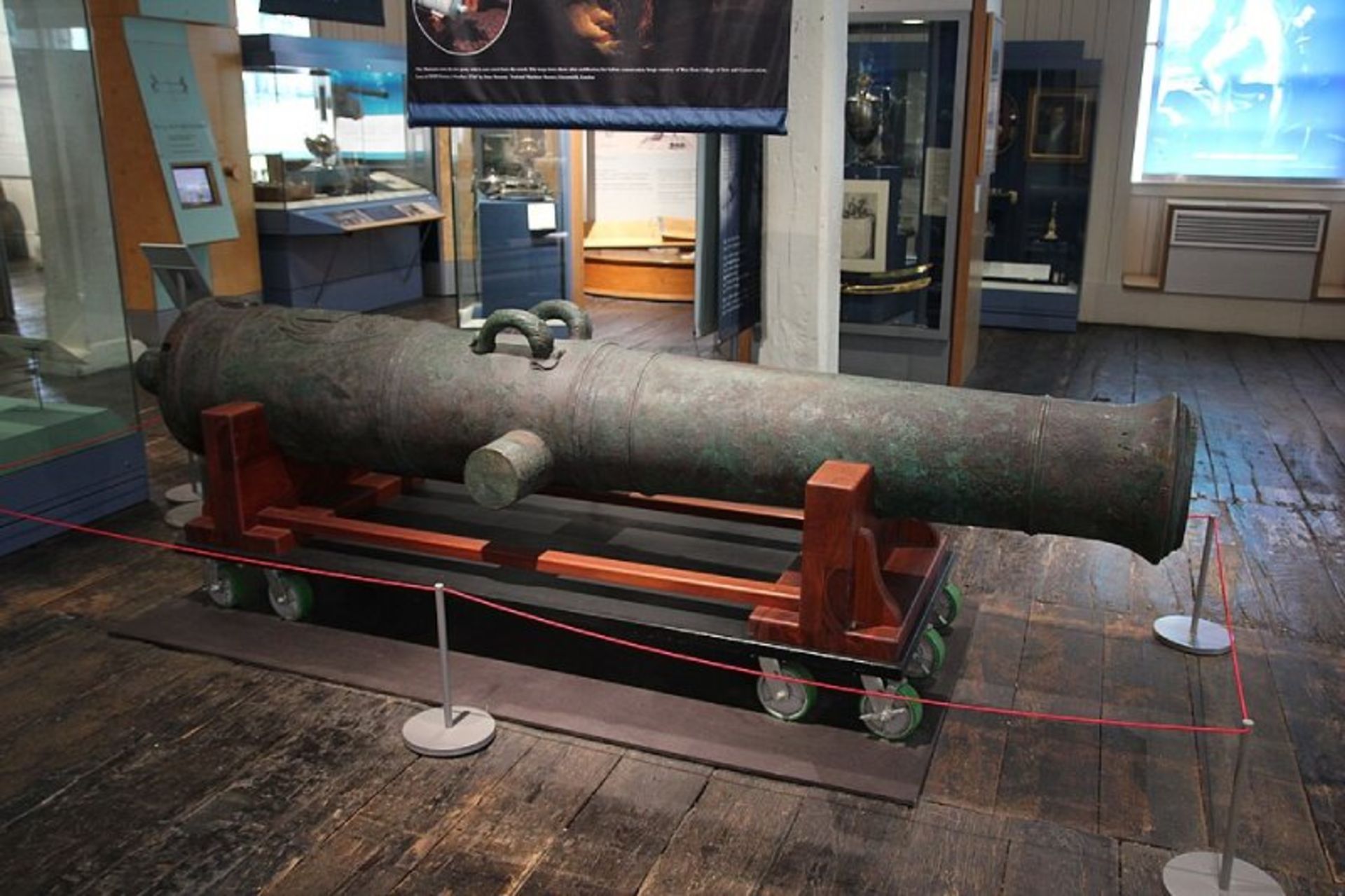 توپ ۴۲ پوندی کشتی جنگی غرق شده نیروی دریایی بریتانیا