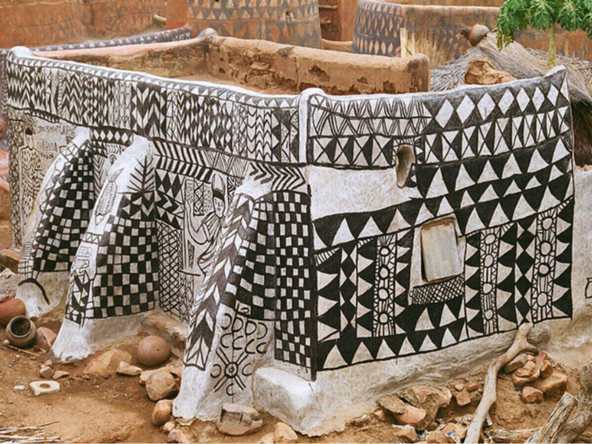 خانه تازه‌نقاشی‌شده در روستای تیبله