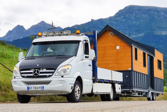 خانه کوچک (Tiny House) چوبی روی تریلر کامیون مرسدس بنز (Mercedes-Benz) در جاده