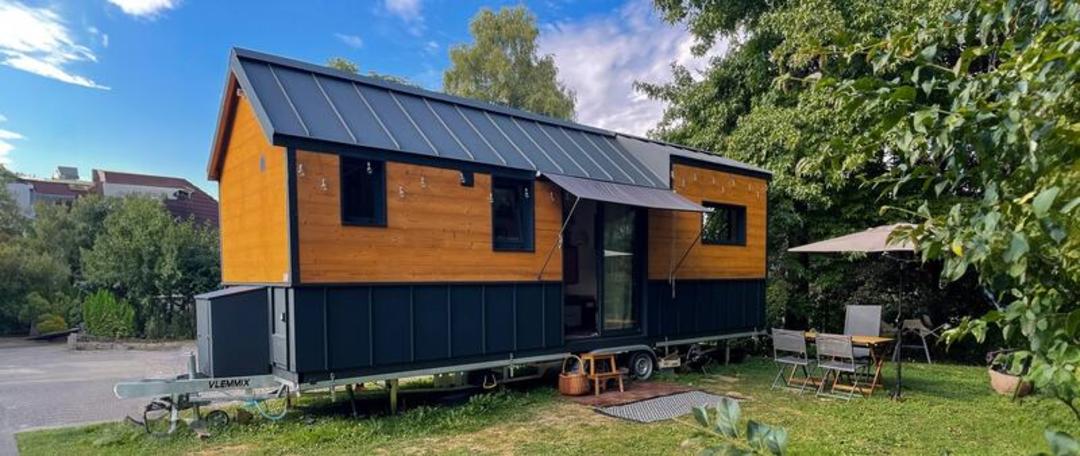 خانه کوچک (Tiny House) چوبی با سقف شیب‌دار و بدنه مشکی