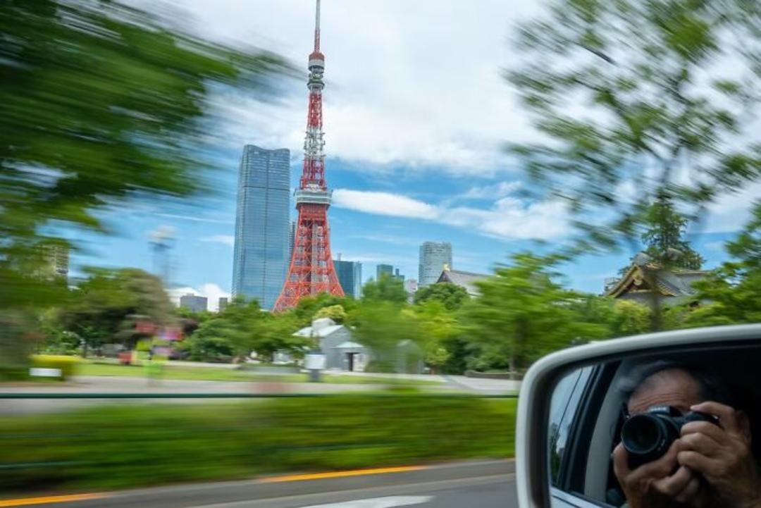 برج توکیو (Tokyo Tower) در میان آسمان‌خراش‌ها و فضای سبز شهر