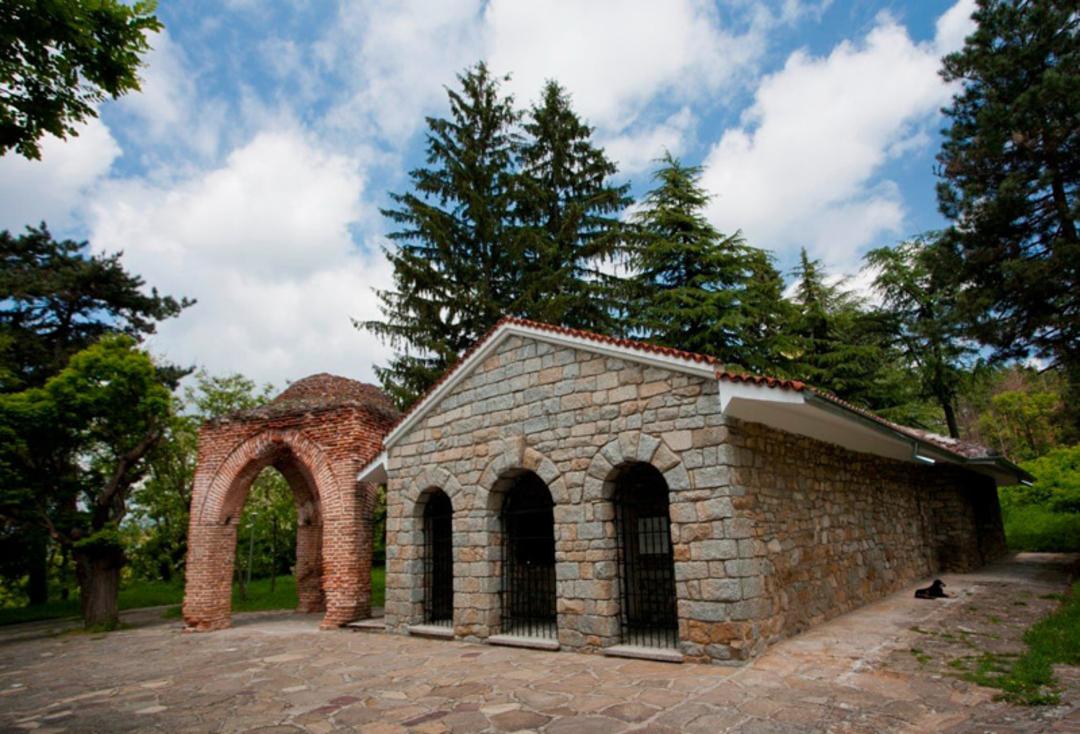 سازه مقبره کازانلاک، بلغارستان در میان درختان