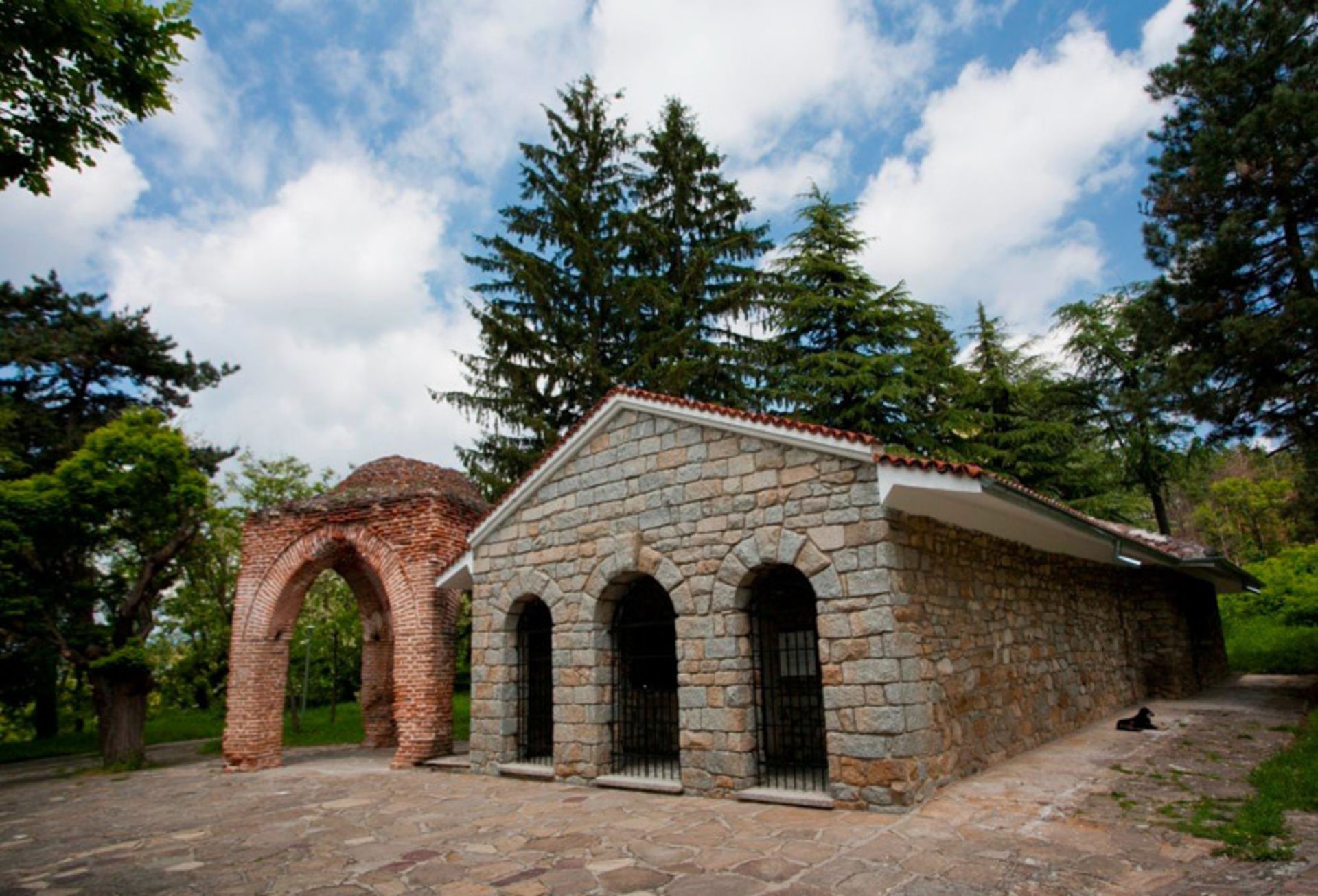 سازه مقبره کازانلاک، بلغارستان در میان درختان