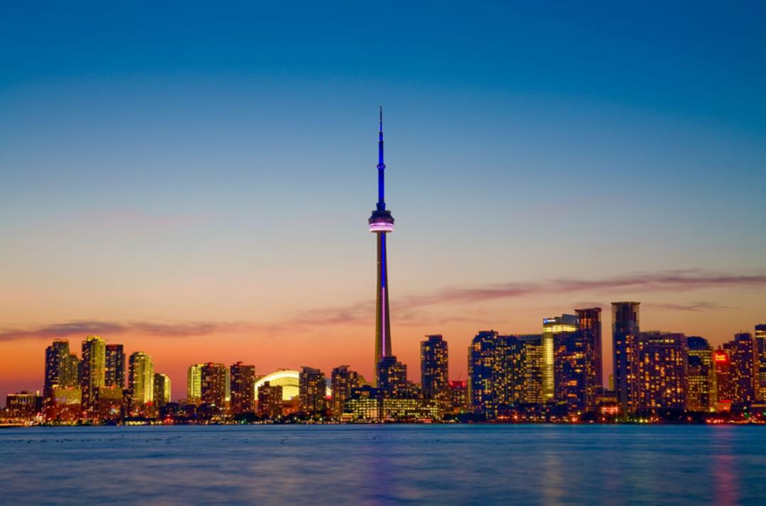 برج سی‌ان (CN Tower) در خط افق شهر تورنتو هنگام غروب
