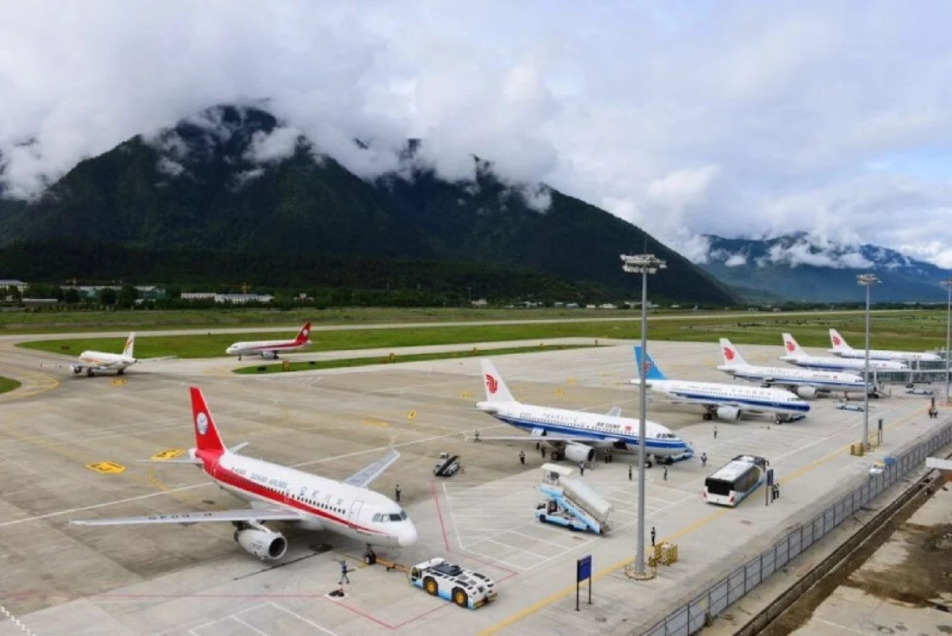 هواپیماها و باند فرودگاه نینگچی ماینلینگ چین